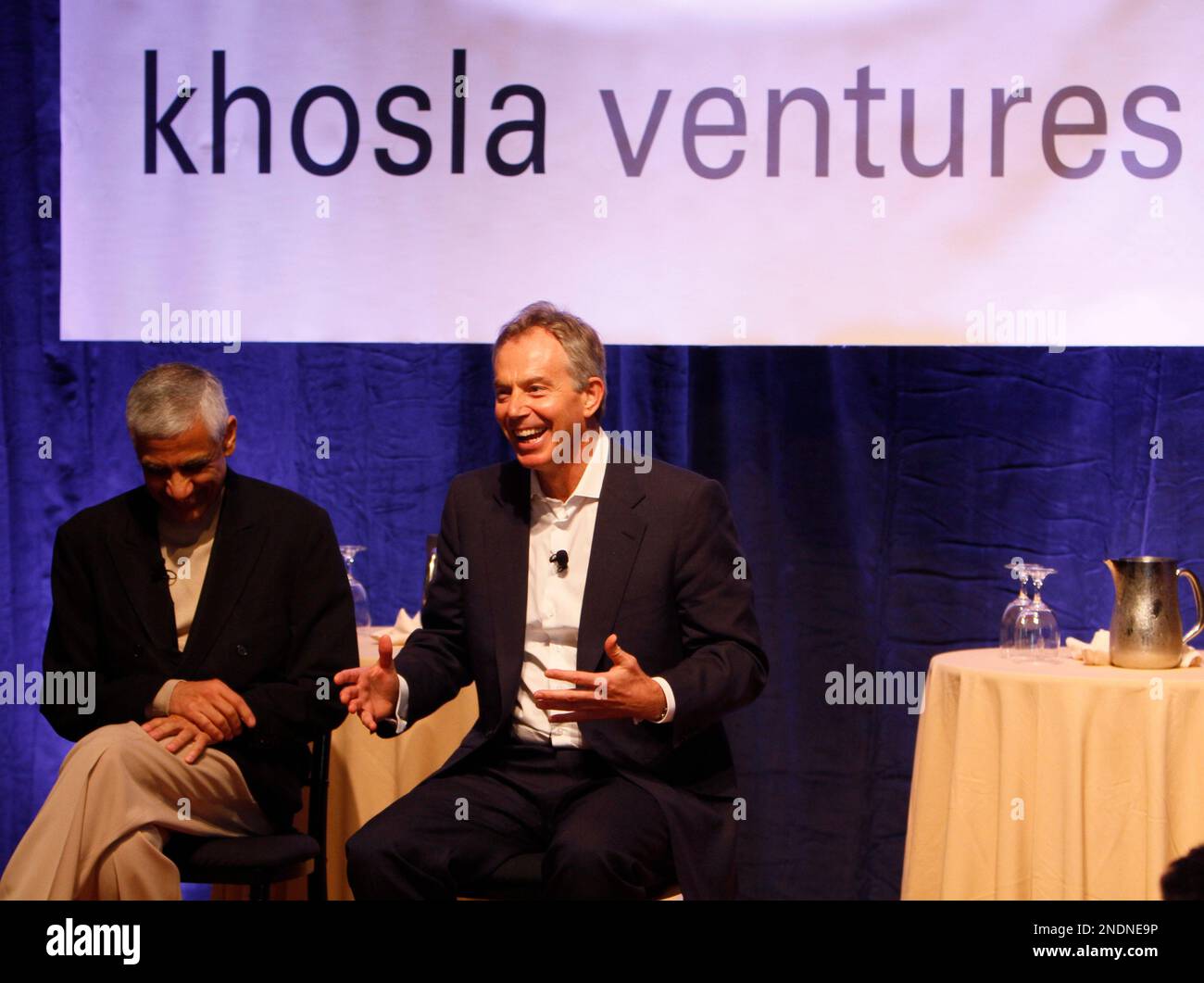 Former British Prime Minister Tony Blair, right, gestures as Vinod Khosla, right, laughs during an announcement in Sausalito, Calif., Monday, May 24, 2010. Blair is joining the Silicon Valley firm as a senior advisor on environmental issues. The firm, started by Sun Microsystems Inc. co-founder Vinod Khosla, has invested billions in companies pursuing alternative fuel strategies and other environmentally-minded technologies. (AP Photo/Eric Risberg) Stockfoto