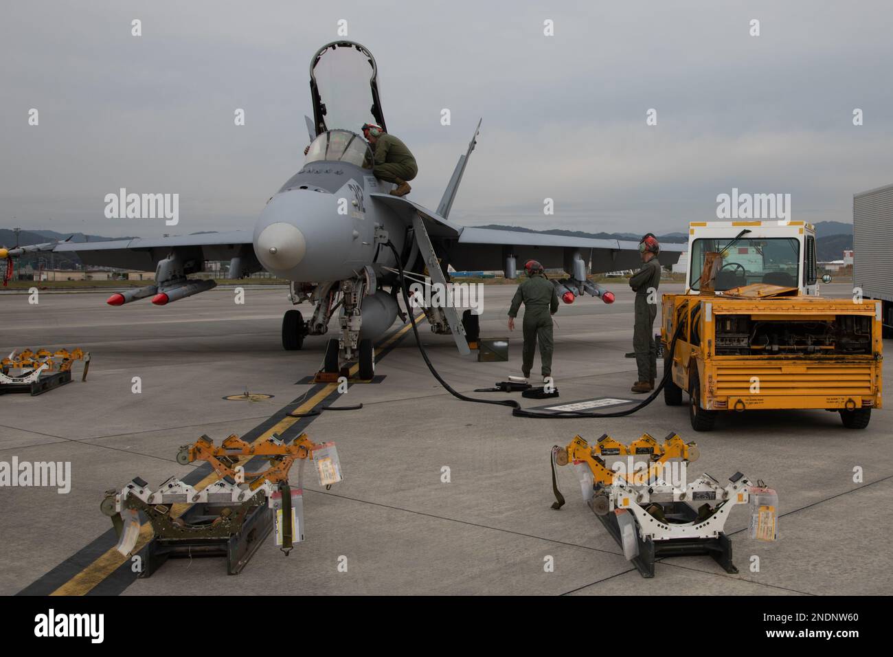 USA Marines, die der Angriffsschwadron der Marine Fighter Attack Squadron (VMFA) 312 zugeteilt sind, bereiten während einer Ladeübung in der Marine Corps Air Station Iwakuni, Japan, am 27. Oktober 2022 Kampfmittel vor. Die VMFA-312 führte die Übung durch, um die Reaktionsfähigkeit und die Kampfmittelkapazität der Marine Aircraft Group 12 in der Region Indo-Pazifik weiter zu stärken. (USA Marinekorps Foto von CPL. Isaac Orozco) Stockfoto