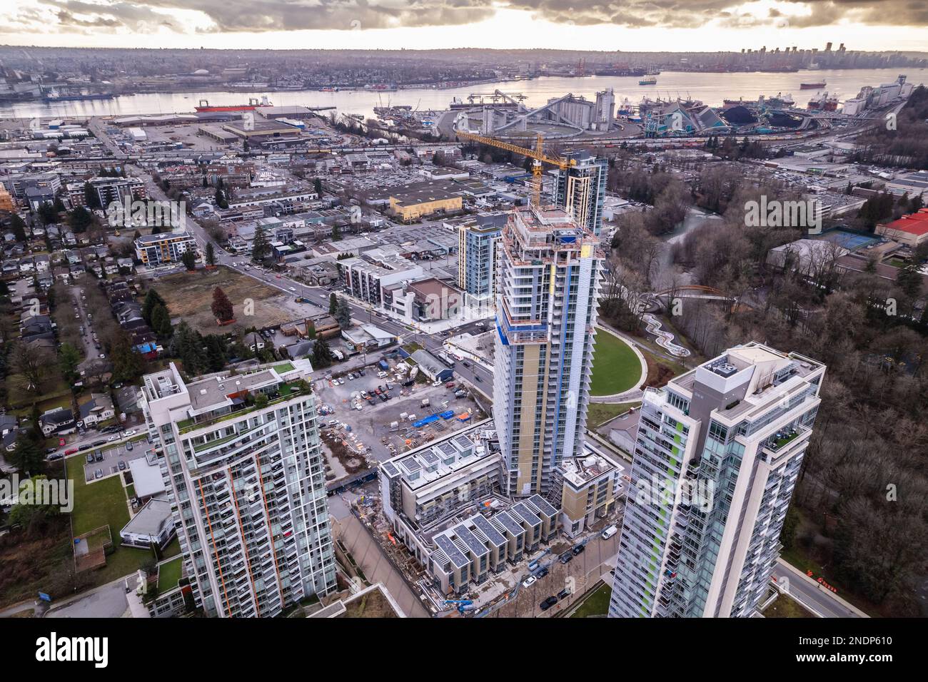 Luftaufnahmen von Drohnen, Wohngebäuden und Kran auf der Baustelle, Wolkenkratzer, Wohnungen, Immobilien, North Vancouver Stockfoto