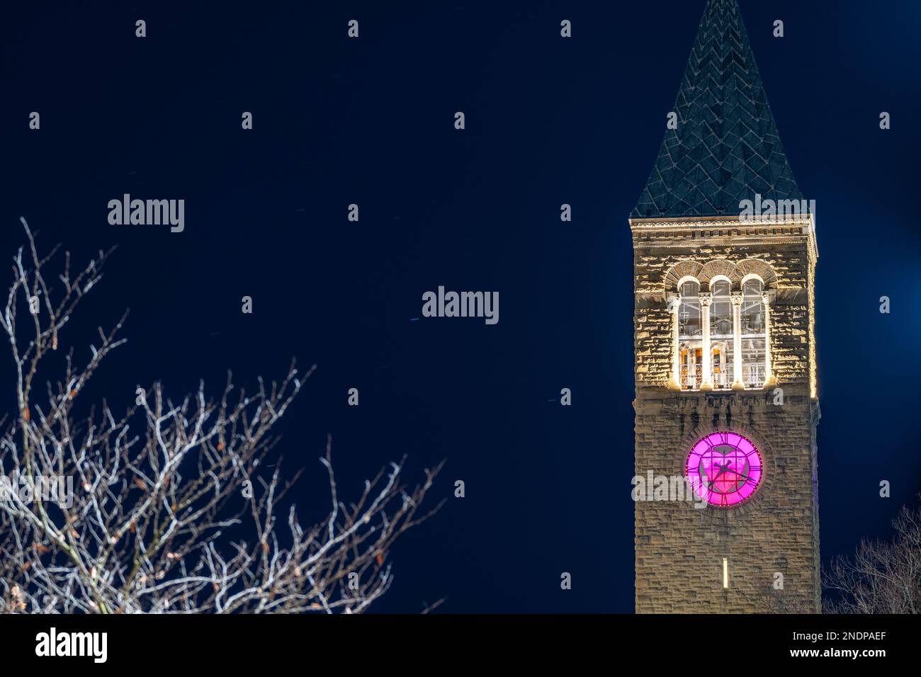 Ithaca, New York, USA - 14. Februar 2023: Nachtfoto des McGraw Uhrenturms mit Uhrenträgergesicht, ein unverwechselbares Wahrzeichen der Cornell University. Stockfoto