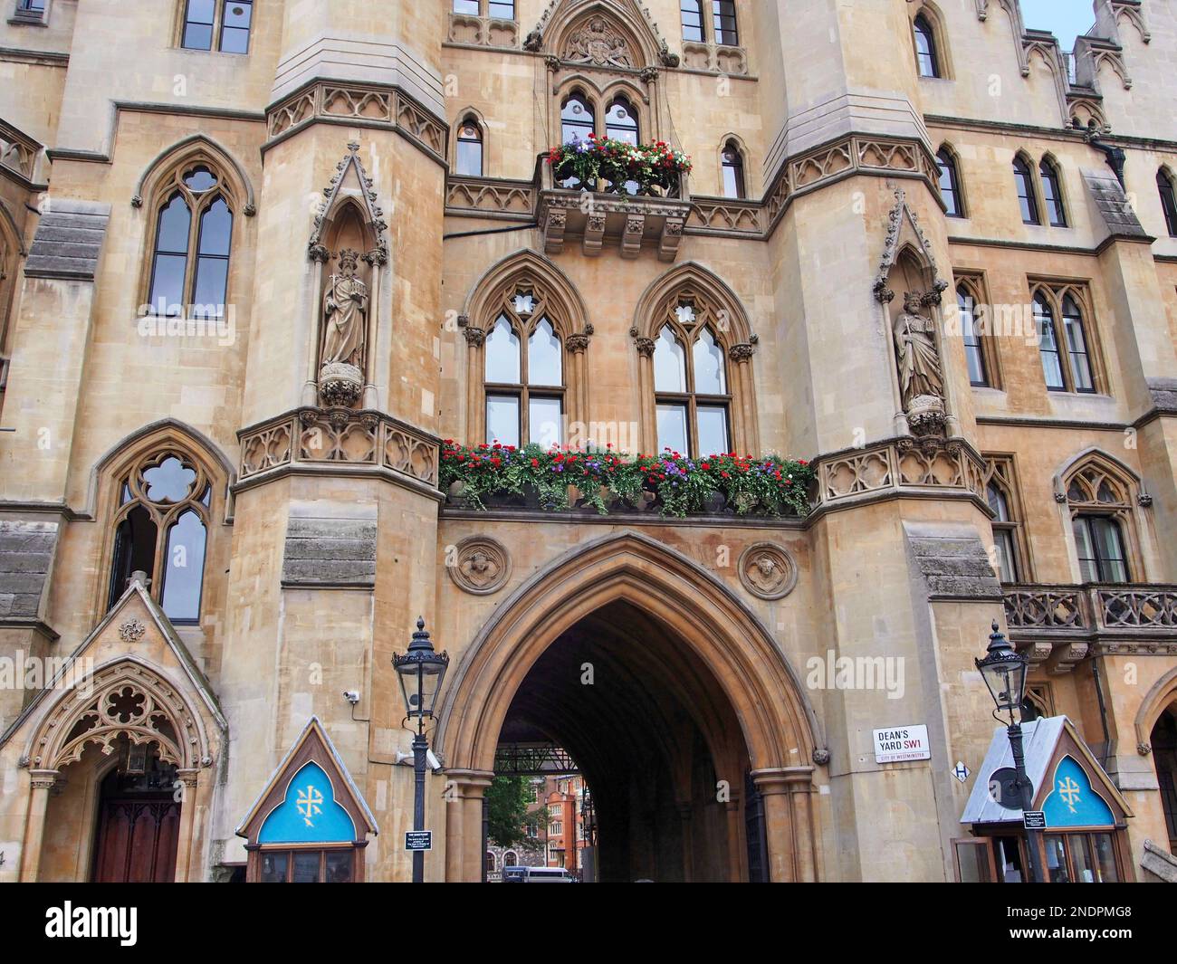 Kunstvoll verzierte gotische Fassade über dem Eingang zum Dean's Yard hinter Westminster Abbey in London Stockfoto