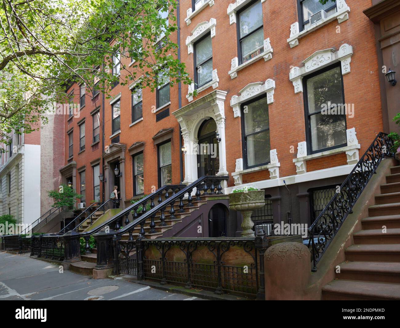 Eine attraktive Straße mit gut erhaltenen Stadthäusern aus dem 19. Jahrhundert im Stadtviertel Brooklyn Heights von New York City. Stockfoto