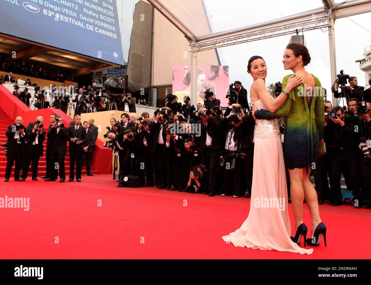 Actress Evangeline Lilly, left, and actress Michelle Yeoh, right, arrive for the premiere of "You Will Meet a Tall Dark Stranger", at the 63rd international film festival, in Cannes, southern France, Saturday, May 15, 2010. (AP Photo/Mark Mainz) Stockfoto