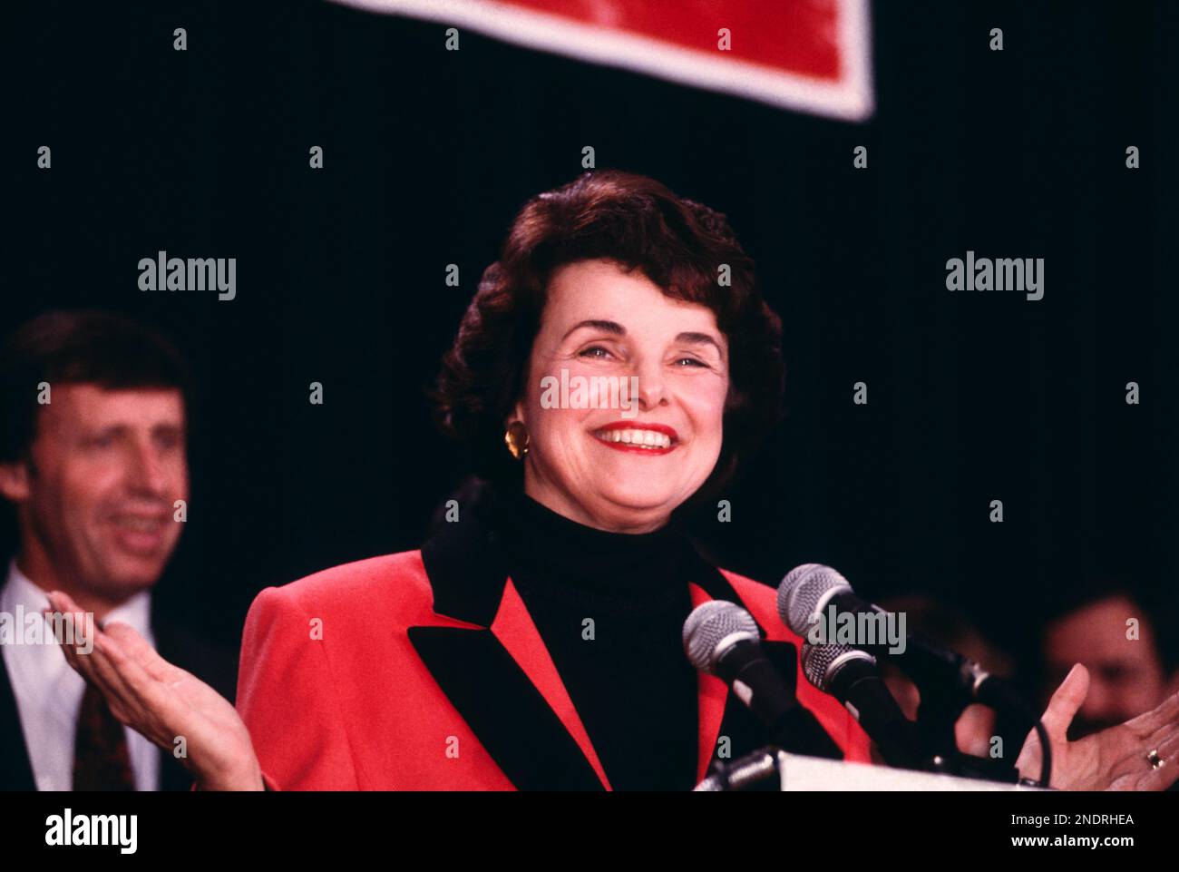 Dianne Feinstein (1933–2023) spricht in der Wahlnacht in einem Ballsaal im Fairmont Hotel in San Francisco mit Unterstützern. Feinstein verlor die Gouverneurswahlen 1990 in Kalifornien, wurde aber 1992 als erste Senatorin gewählt, die den US-Bundesstaat Kalifornien repräsentierte und war zum Zeitpunkt ihres Todes im September die am längsten berufene Senatorin in der Geschichte der USA. Foto: 11.06.1990. Stockfoto