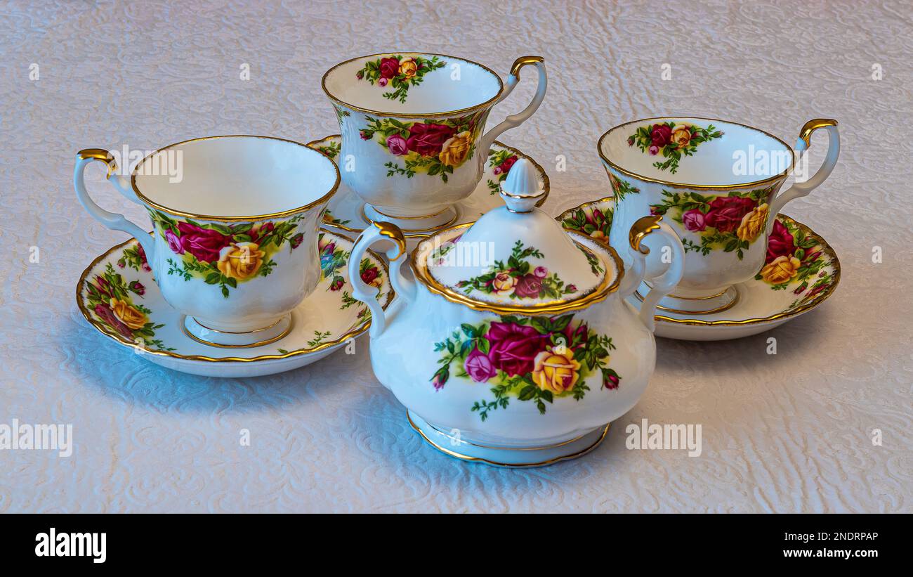 Royal Albert Porzellan Geschirr, Kaffeetasse. Handbemalte Blumen. Kann zur Veranschaulichung von Porzellangerichten in Zeitungen verwendet werden. Stockfoto