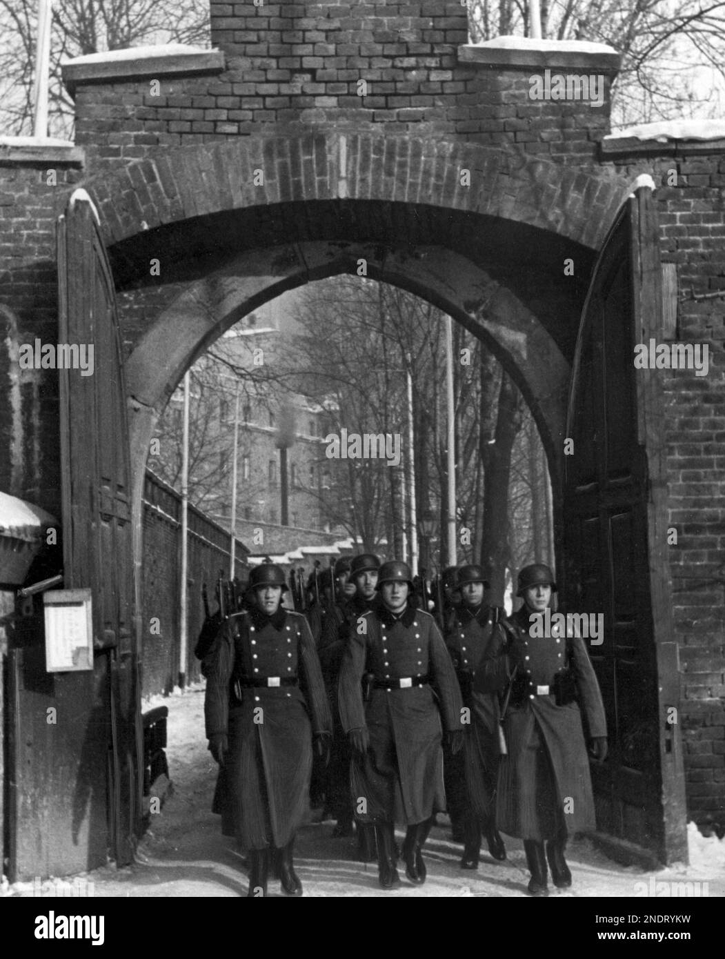 Soldaten des 10. SS-Totenkopf-Regiments während des Wachwechsels am Königlichen Schloss in Krakau. Stockfoto