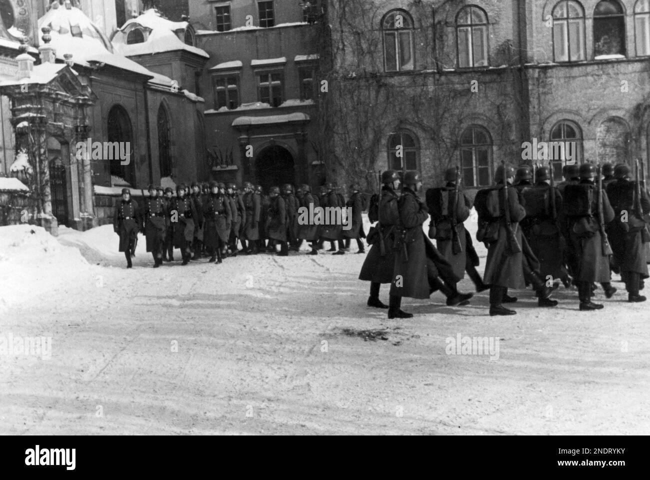 Soldaten des 10. SS-Totenkopf-Regiments während des Wachwechsels am Königlichen Schloss in Krakau. Stockfoto
