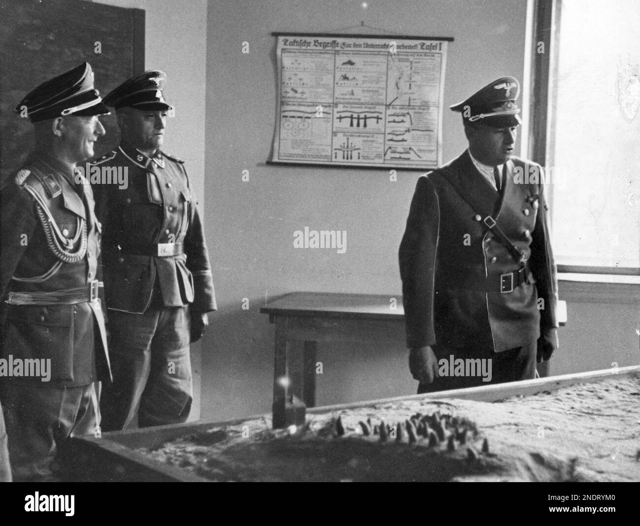 Gouverneur Hans Frank (rechts) zur Inspektion in den Baracken des 10. SS-Totenkopf-Regiments - sichtbarer Gouverneur in Begleitung deutscher Offiziere vor dem Modell Stockfoto