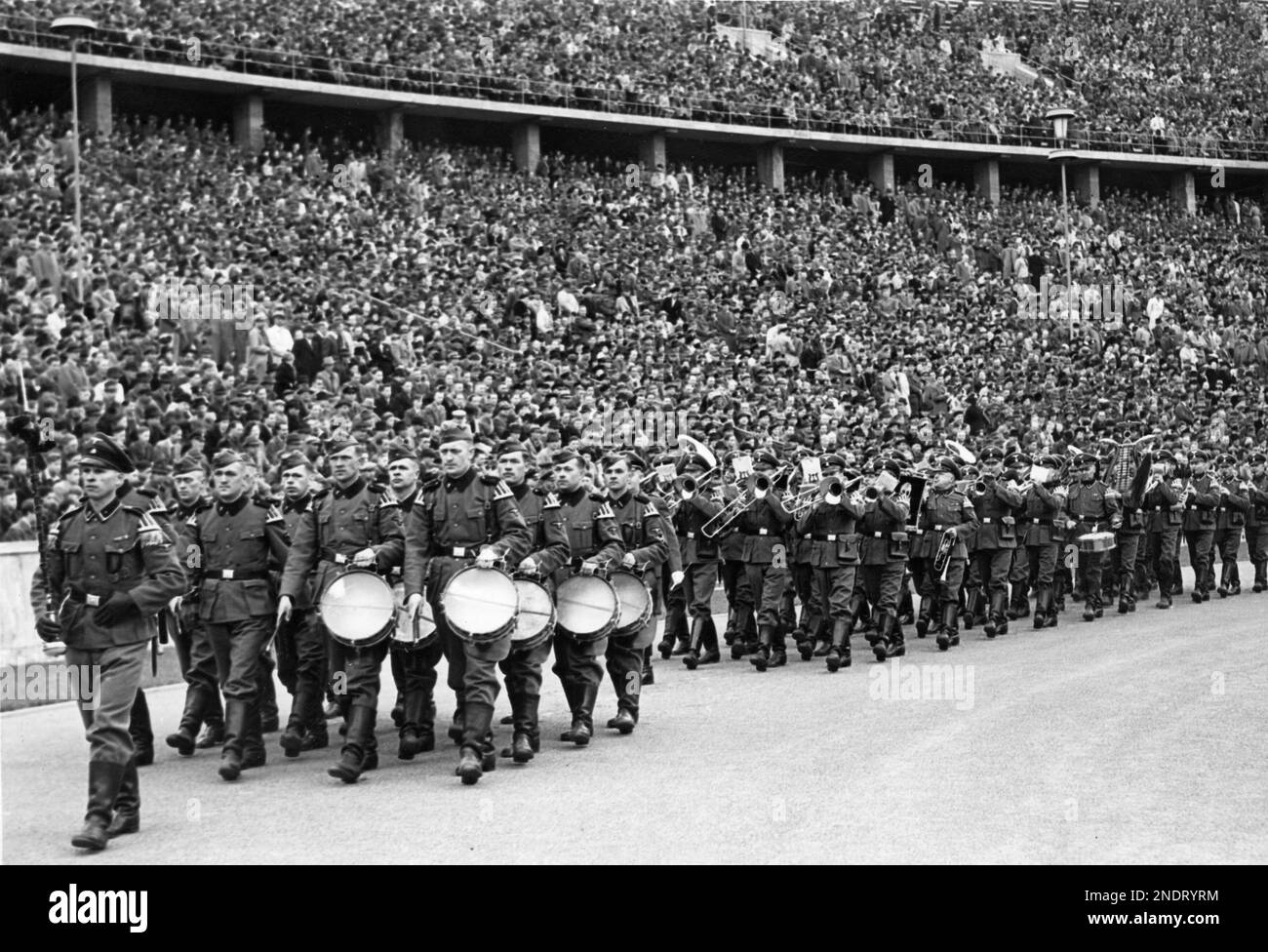 der marsch der Militärkapelle der SS Totenkopf Division vor dem Beginn eines Fußballspiels. Stockfoto