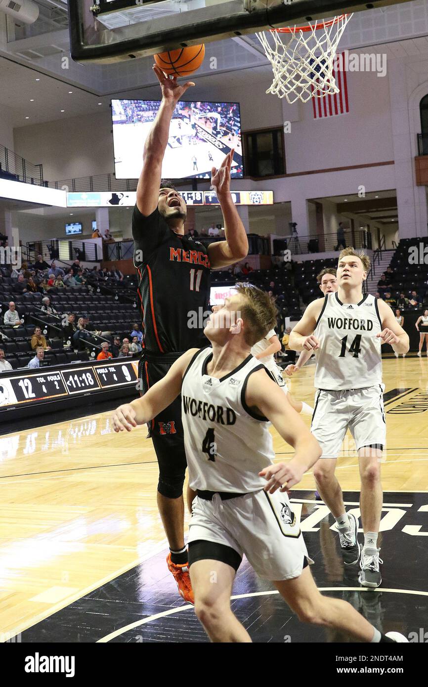 SPARTANBURG,SC - FEBRUARY 15: Mercer Bears guard Luis Hurtado Jr. (11) gets open for an easy lay up during a college basketball game between the Mercer Bears and the Wofford Terriers on February 15, 2023, at Jerry Richardson Indoor Stadium in Spartanburg, S.C. (Photo by John Byrum/Icon Sportswire) (Icon Sportswire via AP Images) Stockfoto
