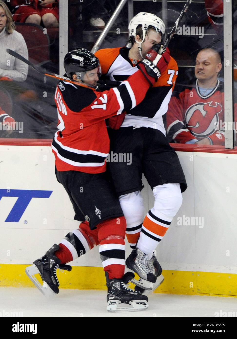 New Jersey Devils' Brian Rolston, left, checks Philadelphia Flyers' Ryan Parent during the second period of an NHL first-round playoff hockey game Friday, April 16, 2010 in Newark, N.J. (AP Photo/Bill Kostroun) Stockfoto