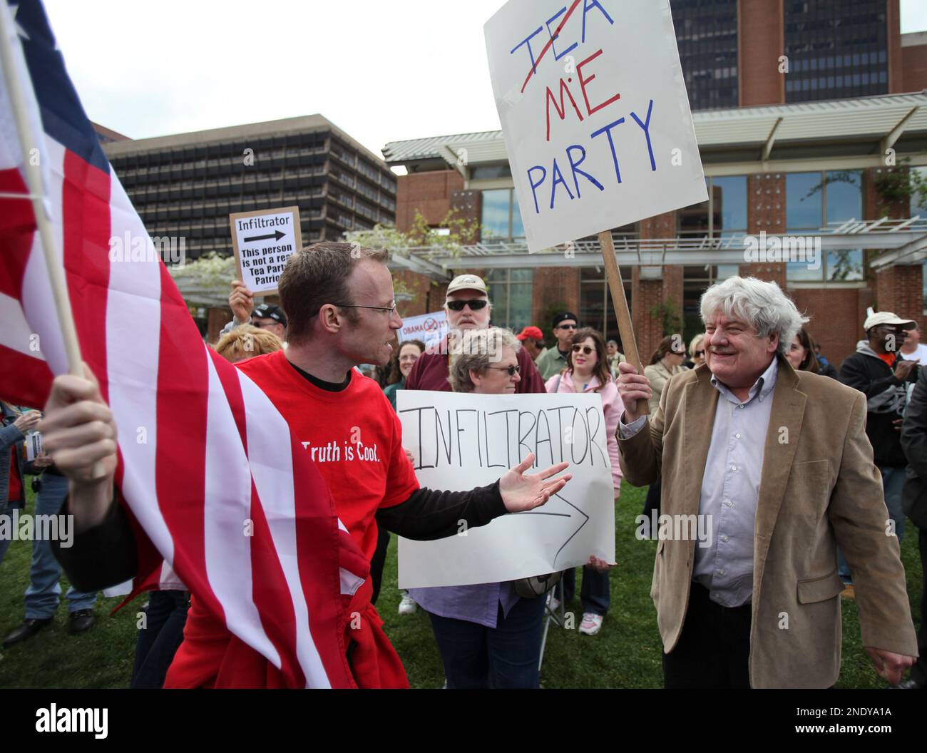 National Tea Party member Don Smith, left, argues with Edward Devine, right, who opposes the National Tea Party, during a Tea Party rally held at Independence Mall in Philadelphia on Saturday, April 17, 2010. (AP Photo/ Joseph Kaczmarek) Stockfoto
