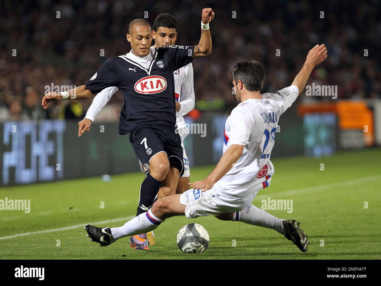 Bordeaux's Yoann Gouffran,left, challenges for the ball with Lyon's Jeremy Toulalan during their French League one soccer match in Bordeaux, southwestern France, Saturday April 17, 2010. (AP Photo/Bob Edme) Stockfoto