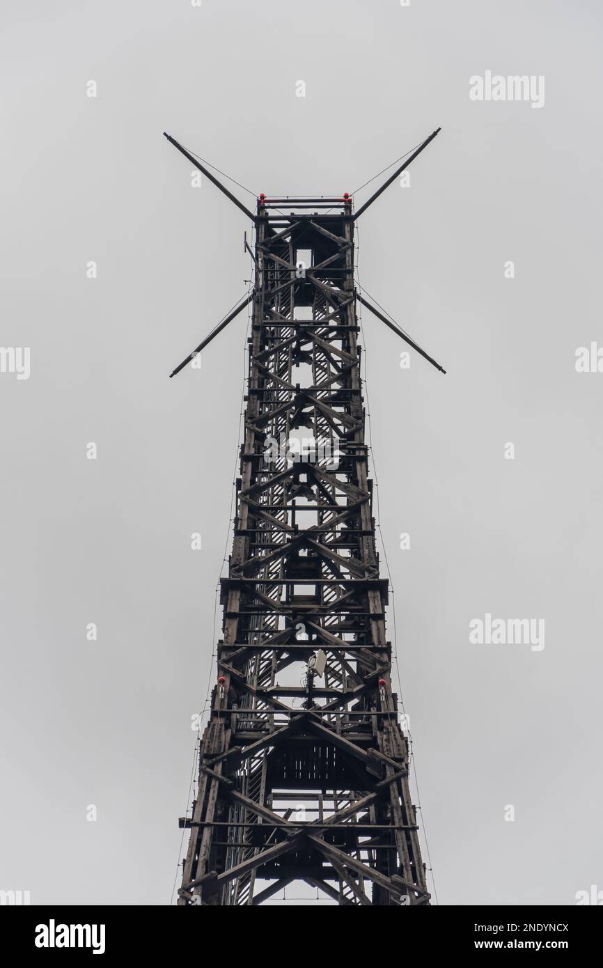 Der gewölbte Antennenturm über die Radiostation von der Mitte des 1930er. Übertragungsturm (einer der höchsten Holzbauten der Welt). Stockfoto