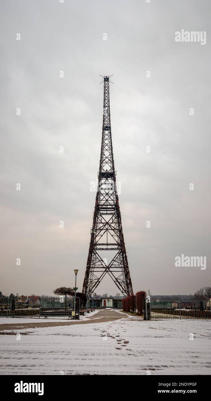 Der gewölbte Antennenturm über die Radiostation von der Mitte des 1930er. Übertragungsturm (einer der höchsten Holzbauten der Welt). Stockfoto