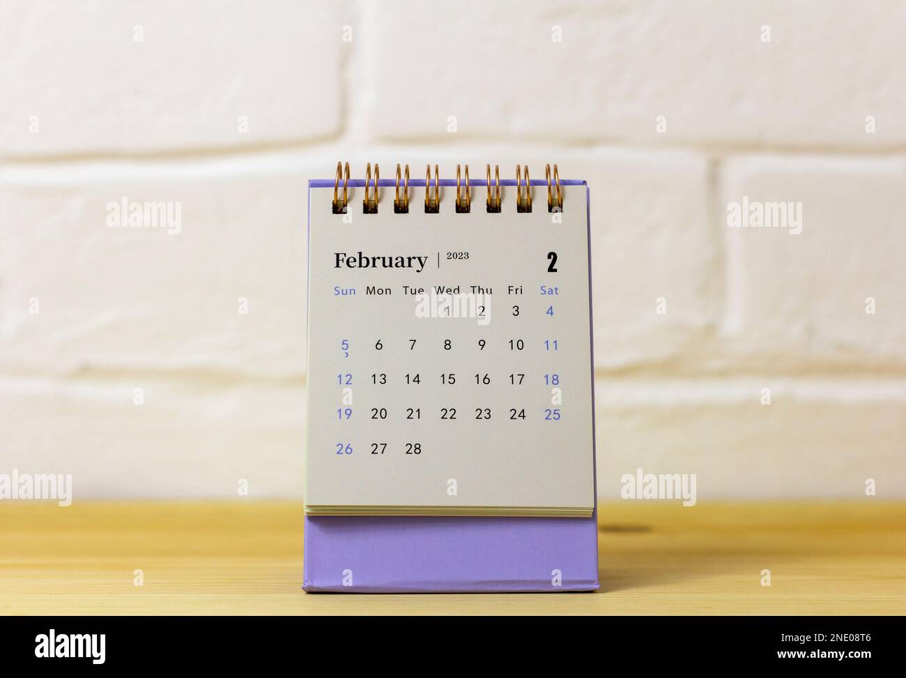 Hallo February.Desktop Kalender für Februar 2023 für die Planung und Verwaltung der einzelnen Termine Stockfoto