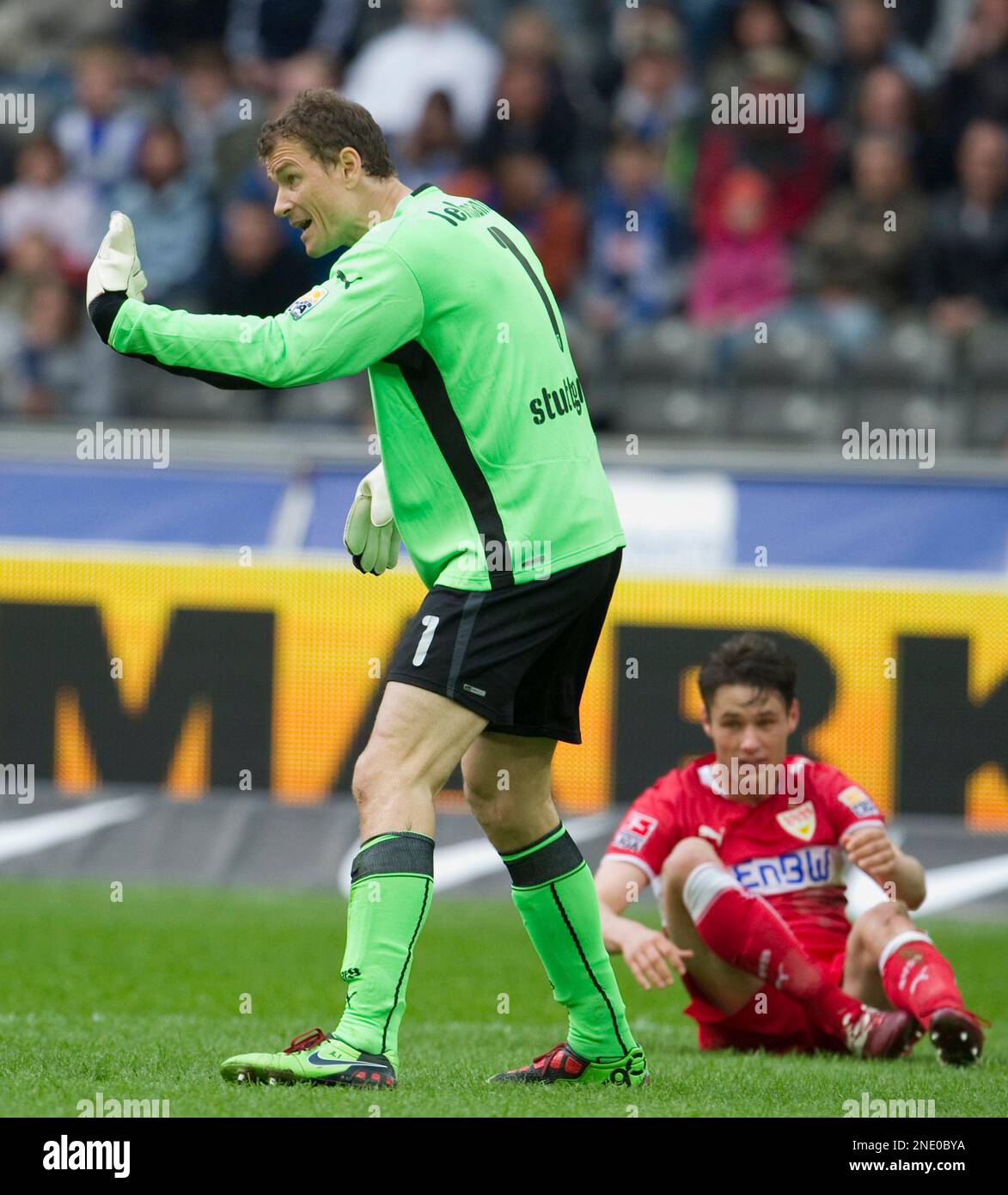 Stuttgart's goalkeeper Jens Lehmann, left, gestures during the German first division Bundesliga soccer match between Hertha BSC Berlin and VfB Stuttgart in Berlin, Saturday, April 10, 2010. (AP Photo/Gero Breloer) ** NO MOBILE USE UNTIL 2 HOURS AFTER THE MATCH, WEBSITE USERS ARE OBLIGED TO COMPLY WITH DFL-RESTRICTIONS, SEE INSTRUCTIONS FOR DETAILS ** Stockfoto