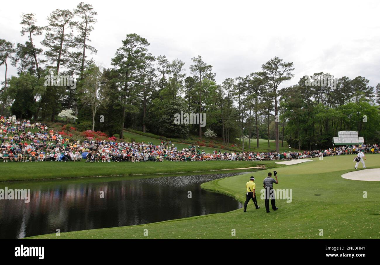 Tiger Woods, right, walks down the 16th fairway with K.J. Choi of South Korea during the first round of the Masters golf tournament in Augusta, Ga., Thursday, April 8, 2010. (AP Photo/David J. Phillip) Stockfoto