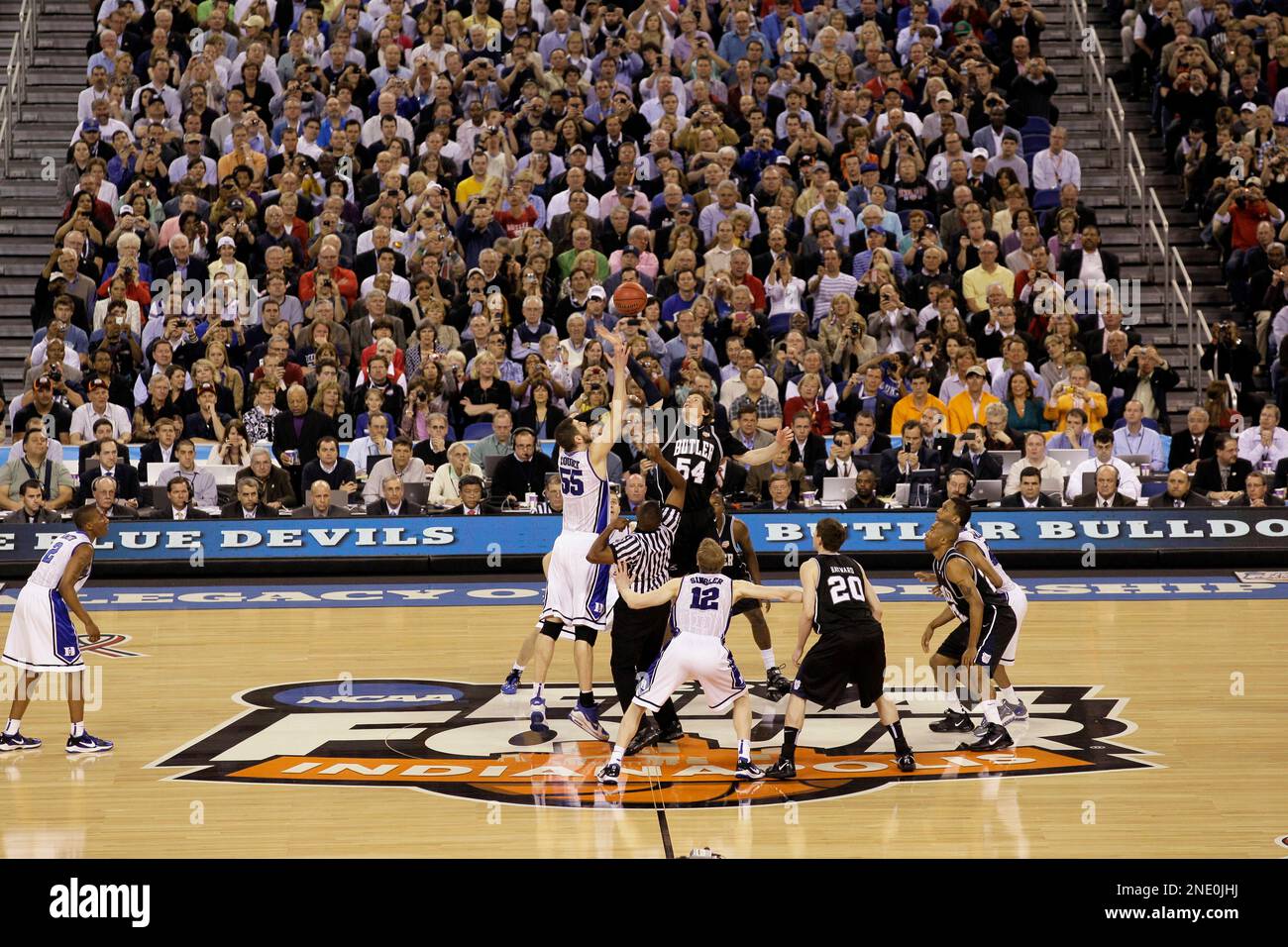 Duke's Brian Zoubek (55) and Butler's Matt Howard (54) tip off to begin the men's NCAA Final Four college basketball championship game Monday, April 5, 2010, in Indianapolis. (AP Photo/Amy Sancetta) Stockfoto