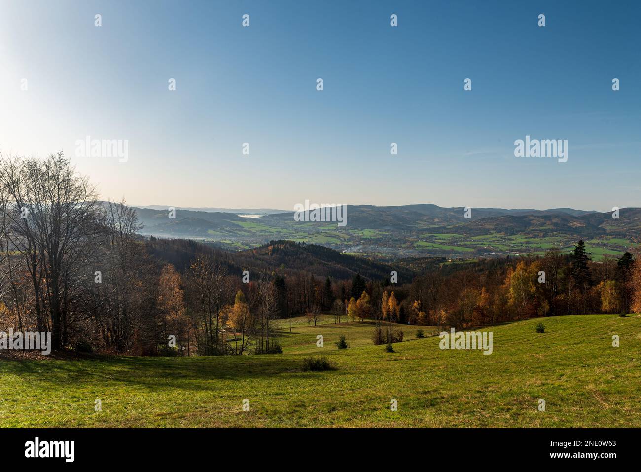 Wunderschöner Blick am Morgen vom Gipfel des Filipka-Hügels im Herbst des Slezske Beskydy-Gebirges in der tschechischen republik Stockfoto