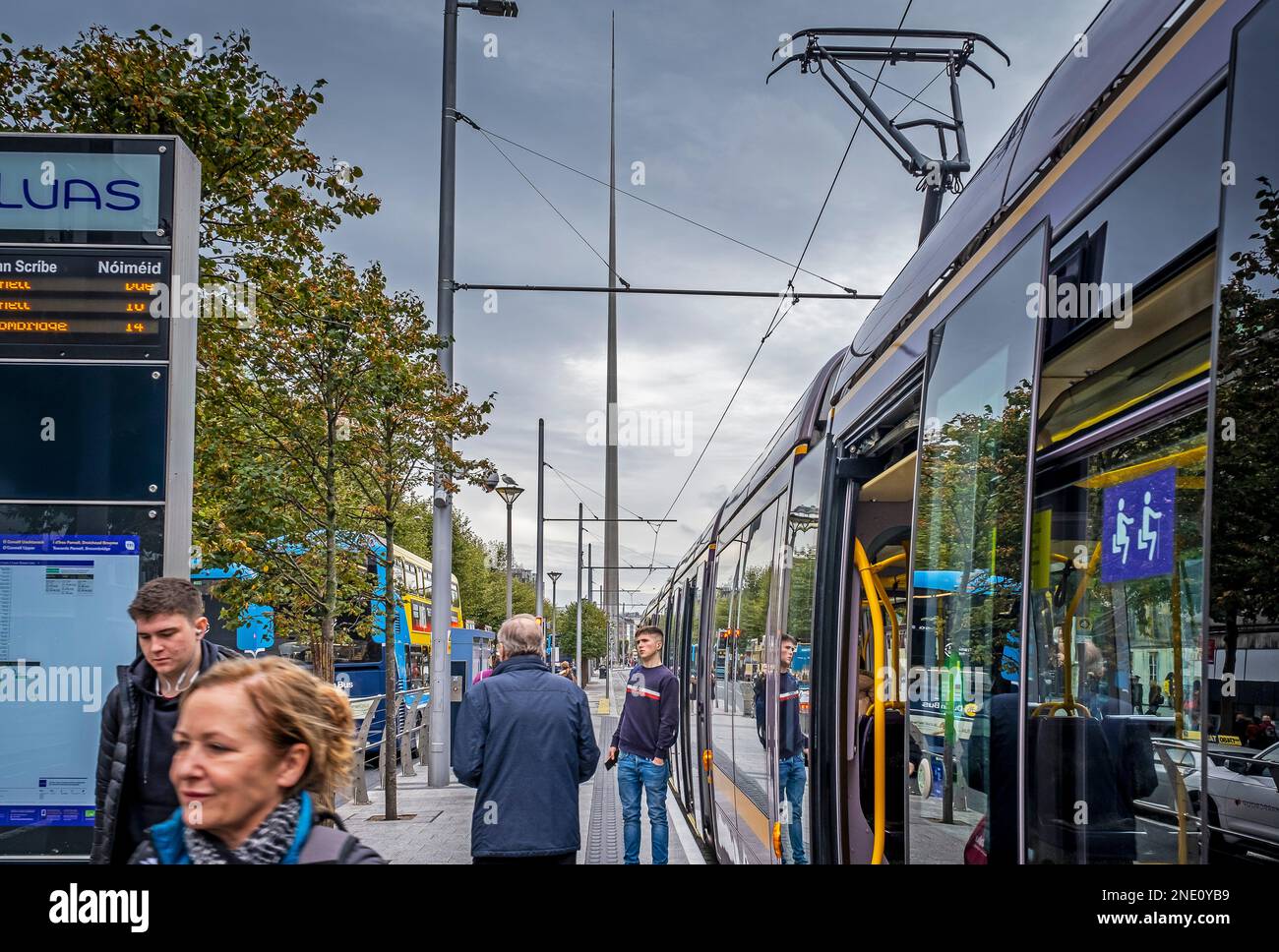 Straßenbahn in der O'Connell Street, im Hintergrund Turmspitze von