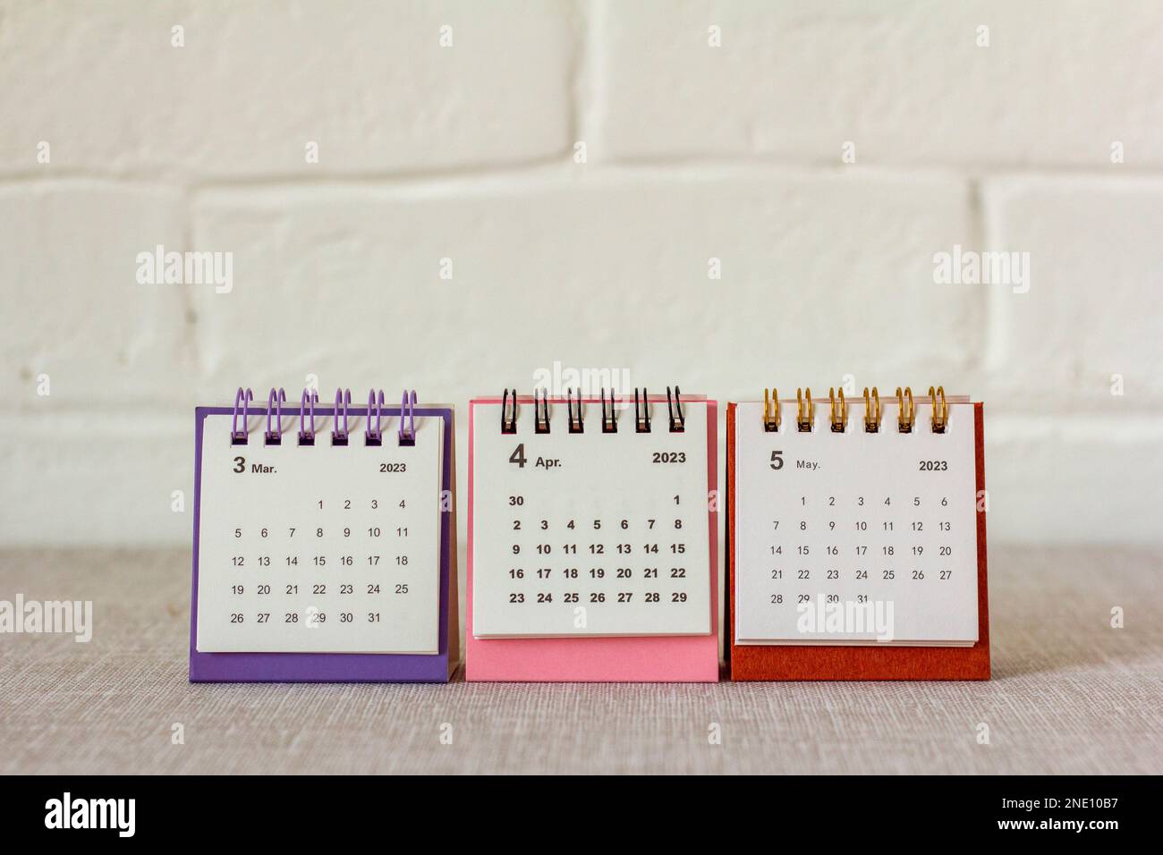 Desktop-Kalender für März, April, Mai 2023 auf dem Tisch. Kalender für 