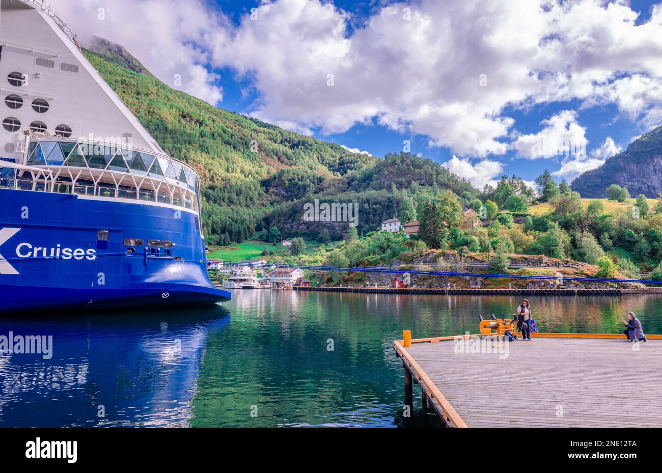 Flam, Norwegen, August 17 2022: Das Heck eines Kreuzfahrtschiffs am inneren Ende des Aurlandsfjords, mit dem Dorf Flam im Hintergrund. Stockfoto