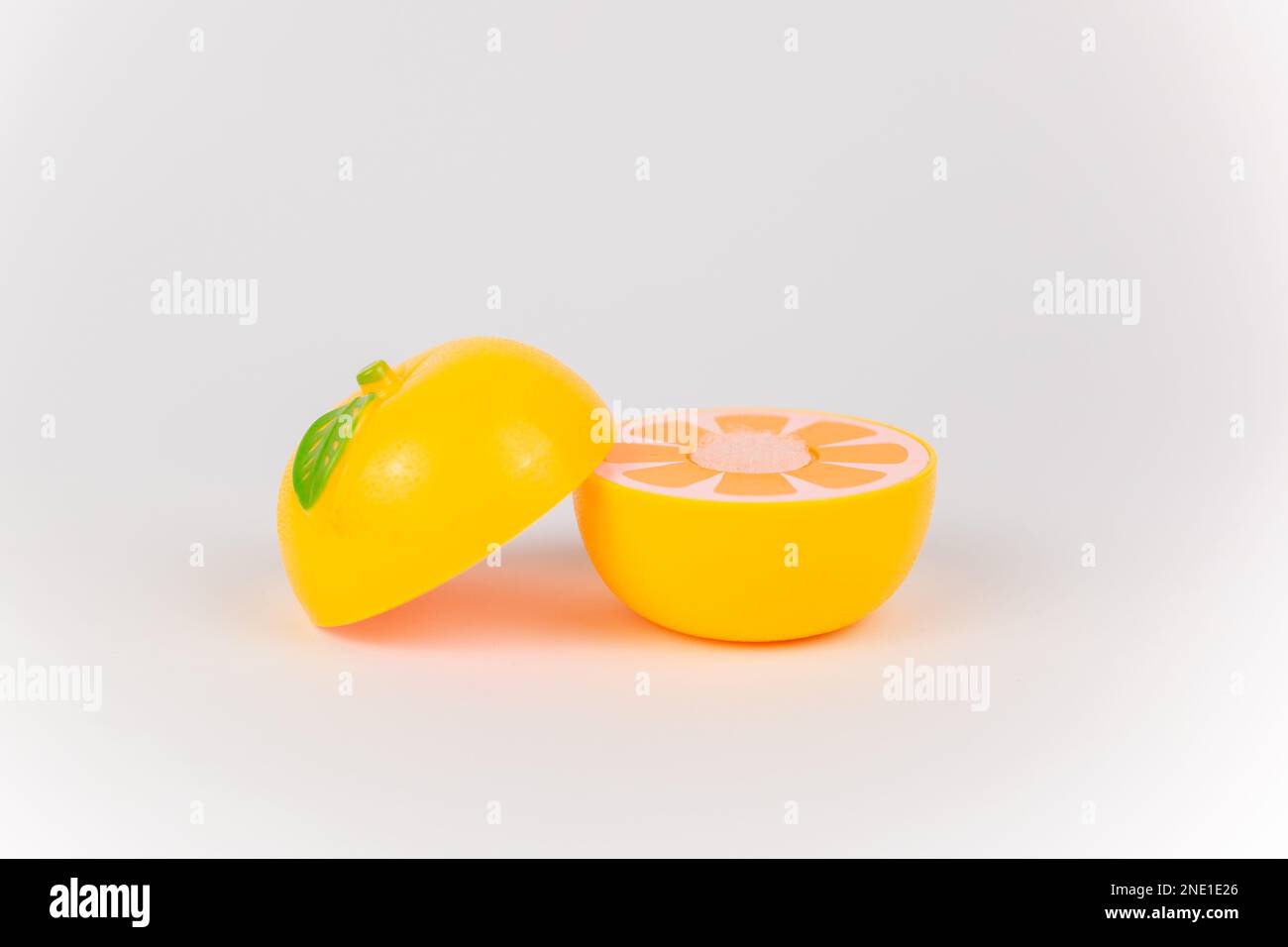 Orangefarbenes Spielzeug aus Kunststoff auf weißem Hintergrund Stockfoto
