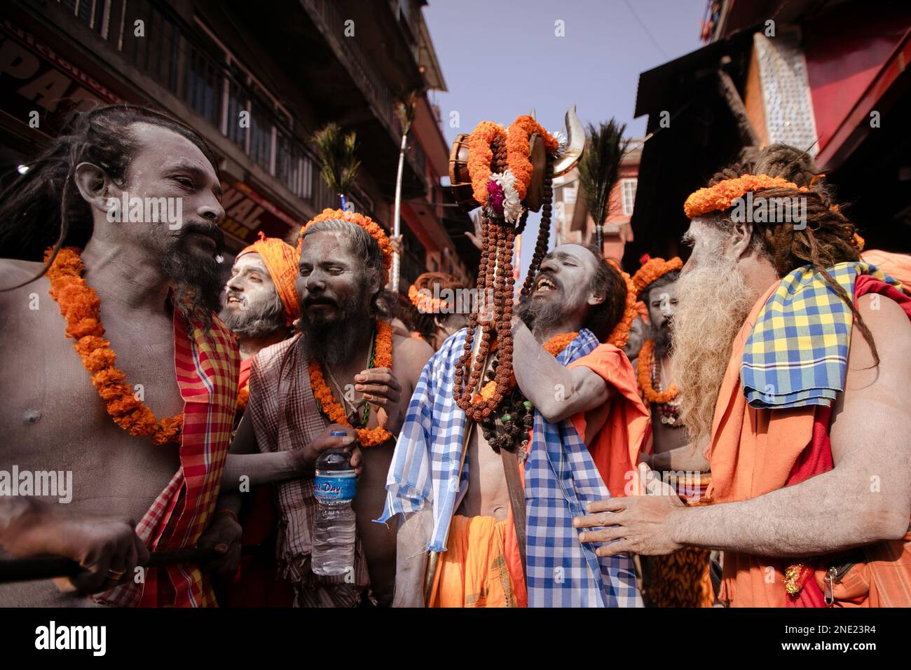 Kathmandu, Nepal. 16. Februar 2023. Eine Gruppe heiliger Sadhu-Männer nimmt an einer religiösen Kundgebung zum Mahashivarcomed-Festival vor dem Shivarcomed-Festival in Kathmandu Teil. Hindu-Anhänger aus Nepal und Indien kommen in diesen Tempel, um am Shivarintosh-Festival teilzunehmen, einem der größten hinduistischen Festivals, das Lord Shiva gewidmet ist und von Anhängern auf der ganzen Welt gefeiert wird. (Foto: Prabin Ranabhat/SOPA Images/Sipa USA) Guthaben: SIPA USA/Alamy Live News Stockfoto