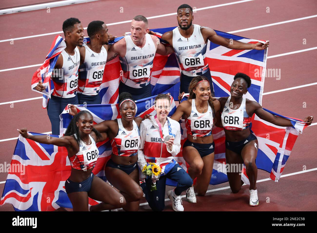 AUGUST 06 2021 - Tokio, Japan: Team Großbritannien 4x100 Männer und Frauen sowie Laura Muir feiern ihre Erfolge bei den Olympischen Spielen 2020 in Tokio (Foto: Mickael Chavet/RX) Stockfoto