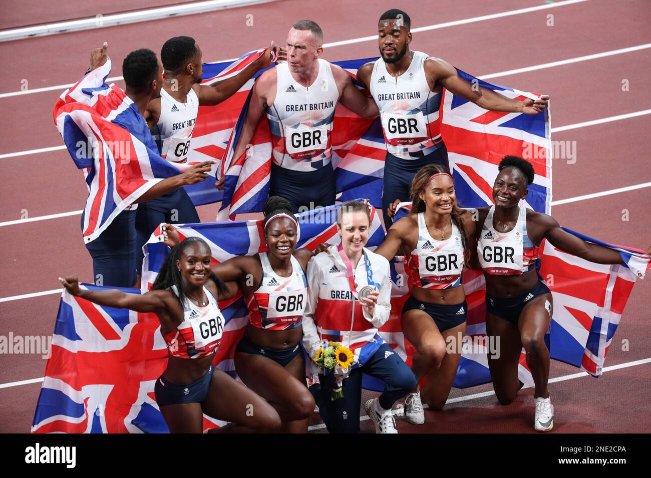 AUGUST 06 2021 - Tokio, Japan: Team Großbritannien 4x100 Männer und Frauen sowie Laura Muir feiern ihre Erfolge bei den Olympischen Spielen 2020 in Tokio (Foto: Mickael Chavet/RX) Stockfoto