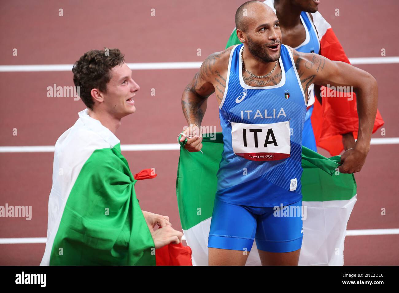 06. AUGUST 2021 – Tokio, Japan: Marcell Jacobs und Filippo Tortu aus Italien feiern den Gewinn der Goldmedaille im Athletics Men's 4 x 100m Relay Final bei den Olympischen Spielen 2020 in Tokio (Foto: Mickael Chavet/RX) Stockfoto