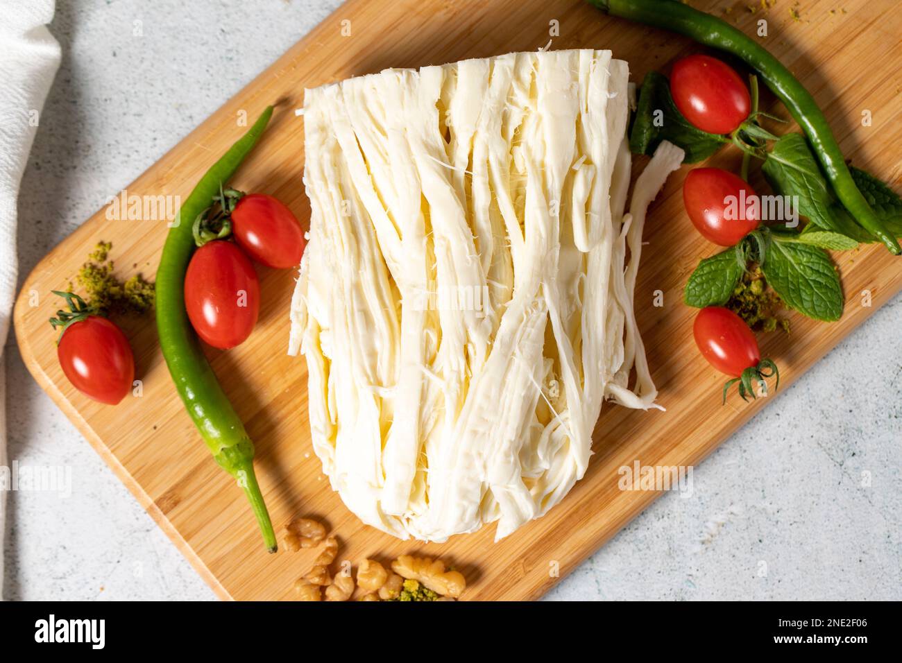 Streichkäse oder Cecil-Käse auf einem Servierbrett aus Holz. Milchprodukte. Draufsicht Stockfoto