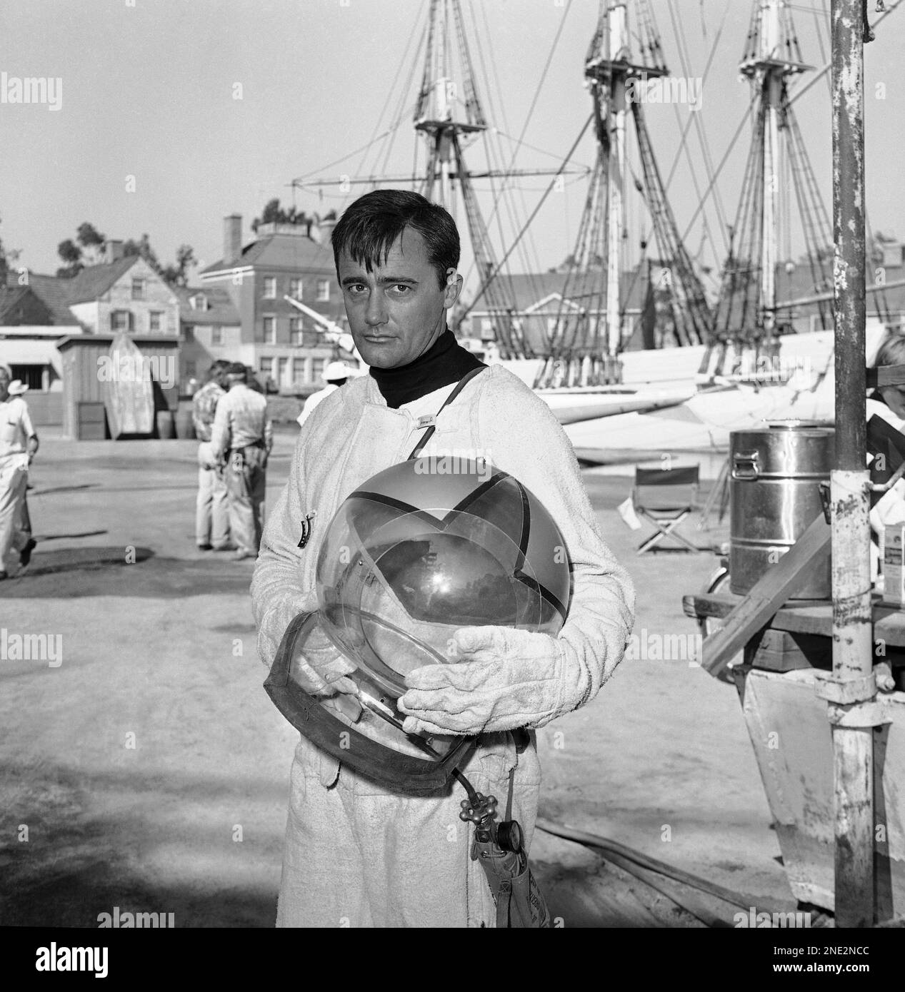 Robert Vaughn says his mother once told him to be a big star or else get out of the acting business. He may be getting there with his role as the super-spy on television's "The Man from U.N.C.L.E.", whose spy costumes include one for working in poison gas locales, shown Oct. 8, 1964. (AP Photo/David F. Smith) Stockfoto