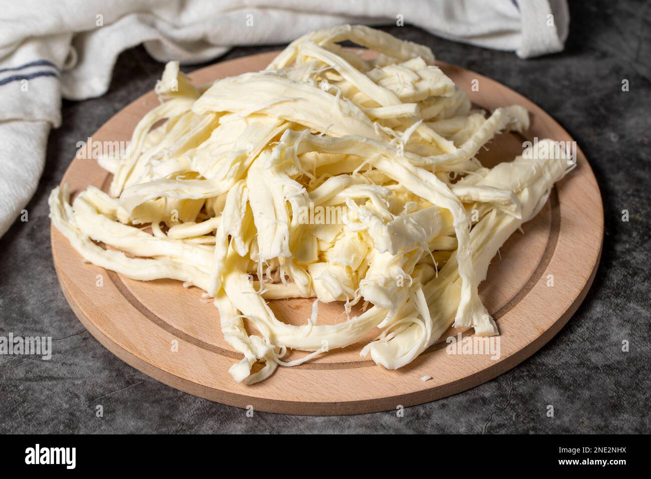 Streichkäse oder Cecil-Käse auf einem Servierbrett aus Holz. Milchprodukte Stockfoto