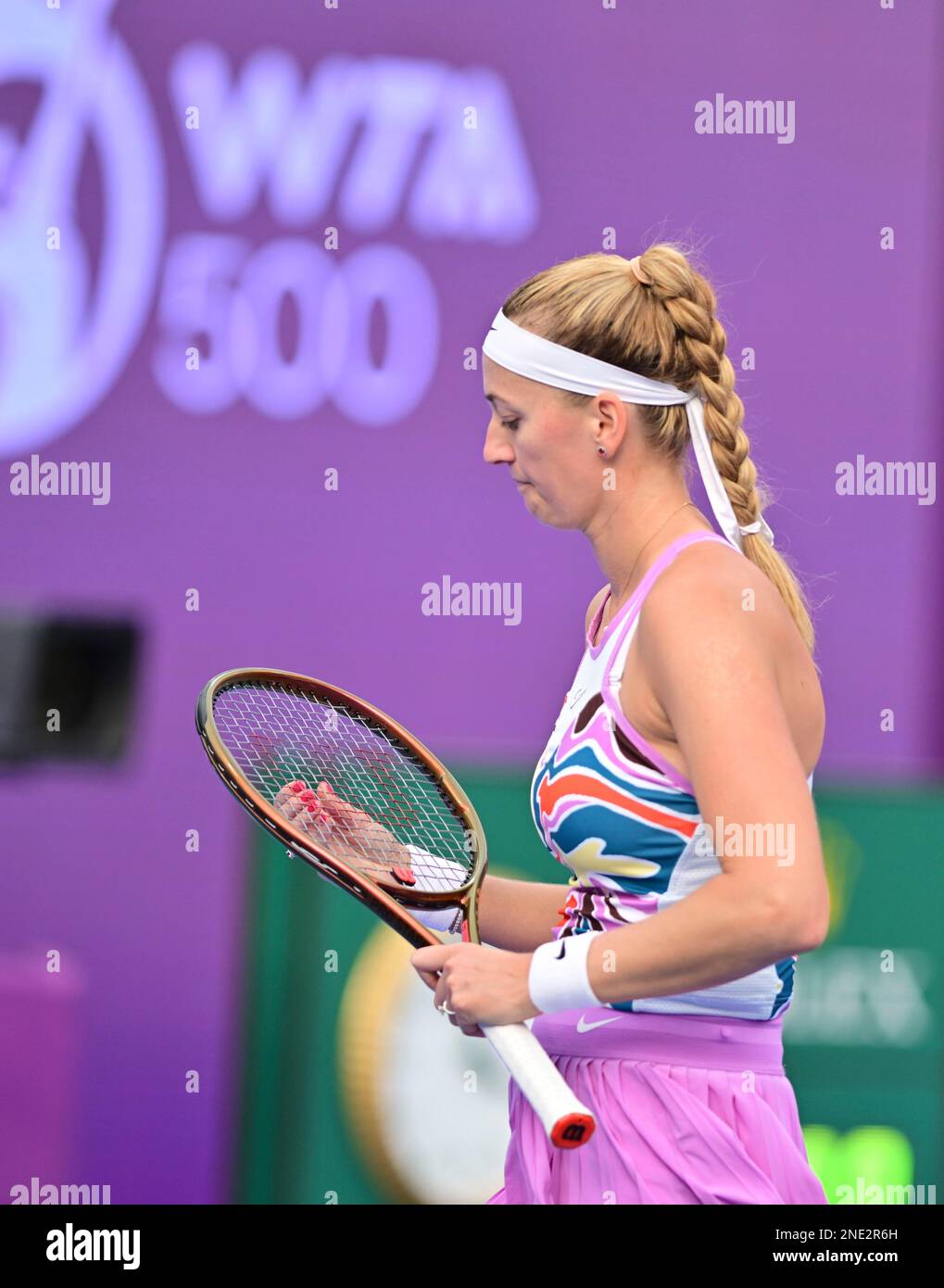 Doha, Katar. 15. Februar 2023. Petra Kvitova aus der Tschechischen Republik reagiert während der Einzelrunde 16 gegen Coco Gauff aus den Vereinigten Staaten auf der WTA 500 Qatar Open 2023 in Doha, Katar, 15. Februar 2023. Kredit: Nikku/Xinhua/Alamy Live News Stockfoto