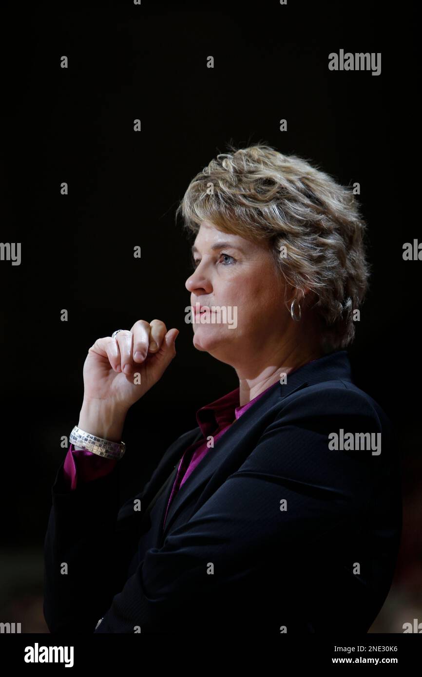 Iowa head coach Lisa Bluder in the first half of an NCAA second-round college basketball game in Stanford, Calif., Monday, March 22, 2010. (AP Photo/Paul Sakuma) Stockfoto