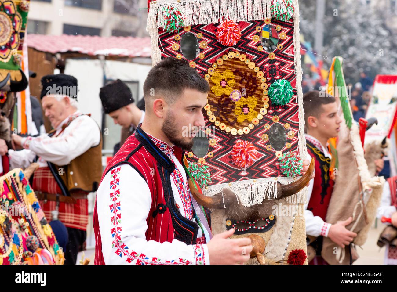 Kukeri-Tänzer aus Nordbulgaren mit abgesetzten Masken nach der Vorstellung beim Surva International Masquerade and Mummers Festival in Pernik, Bulgarien Stockfoto