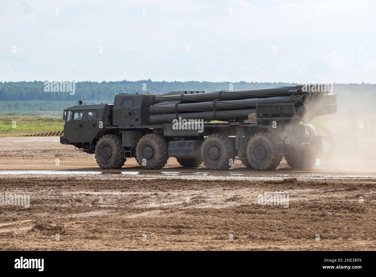 MOSKAU REGION, RUSSLAND - 25. AUGUST 2020: Smerch Multiple Launch Raketensystem Kampffahrzeug Nahaufnahme Stockfoto