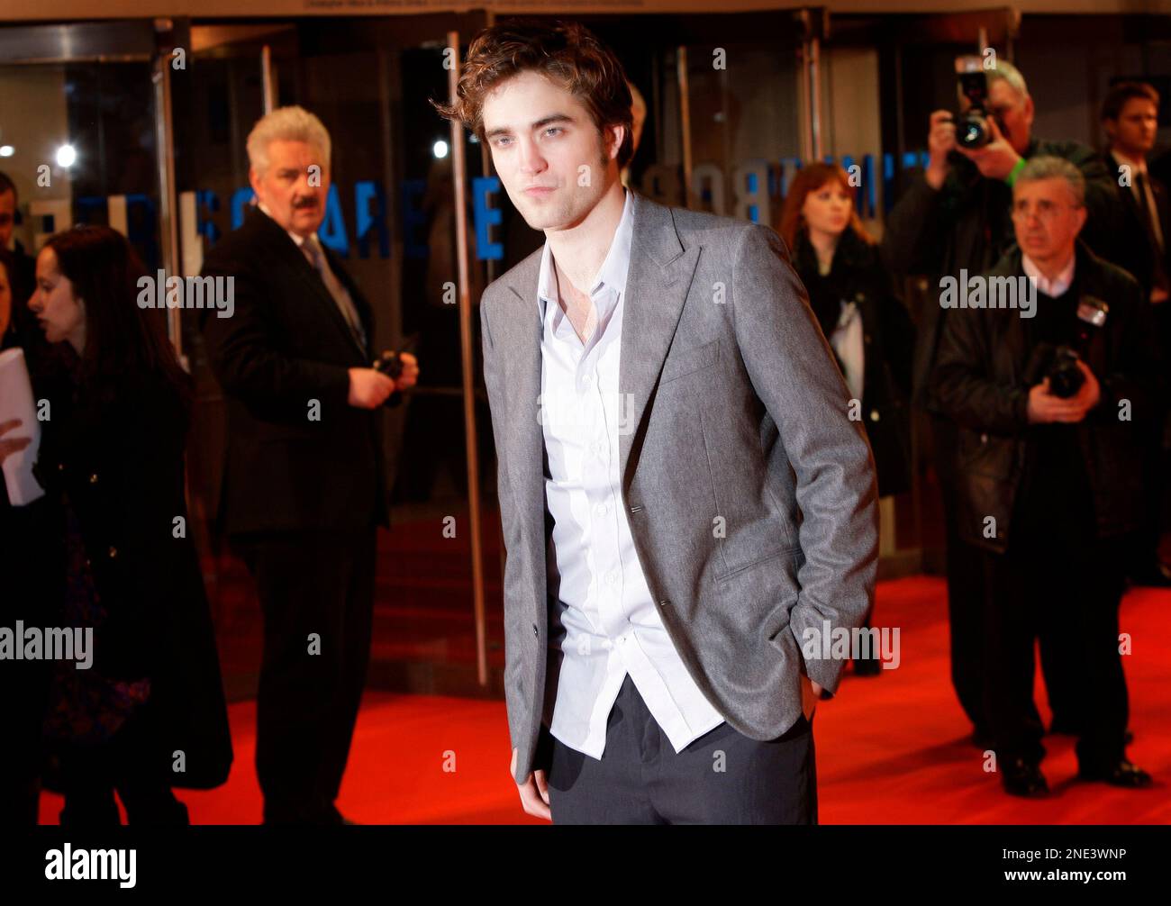 British actor Robert Pattinson arrives on the red carpet for the UK premiere of Remember Me at the Leicester Square Odeon cinema in central London, Wednesday, March 17, 2010. (AP Photo/Joel Ryan) Stockfoto