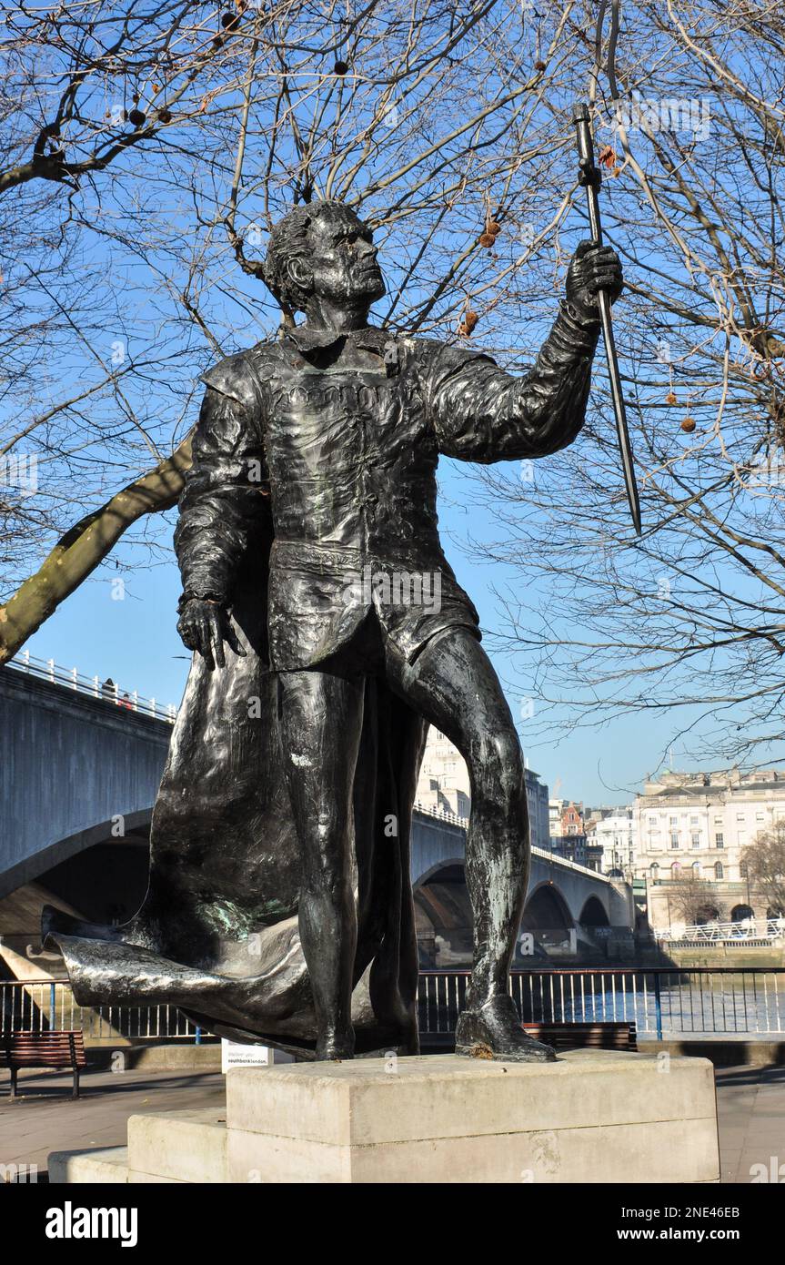 Statue von Laurence Olivier als „Hamlet“ in der Nähe des Nationaltheaters am Südufer der Themse, London, England Stockfoto