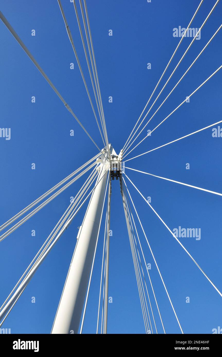 Struktur der Golden Jubilee Bridges, die auf beiden Seiten der Hungerford Eisenbahnbrücke über die Themse liegen, London, England Stockfoto