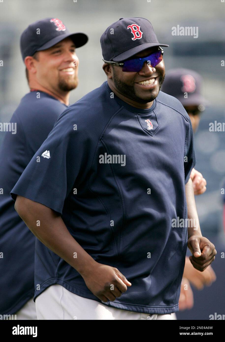 Boston Red Sox infielder David Ortiz, right, and pitcher Boof Bonser, behind, warm up on the field before a spring training baseball game against the Tampa Bay Rays in Port Charlotte, Fla., Tuesday, March 16, 2010. (AP Photo/Steven Senne) Stockfoto