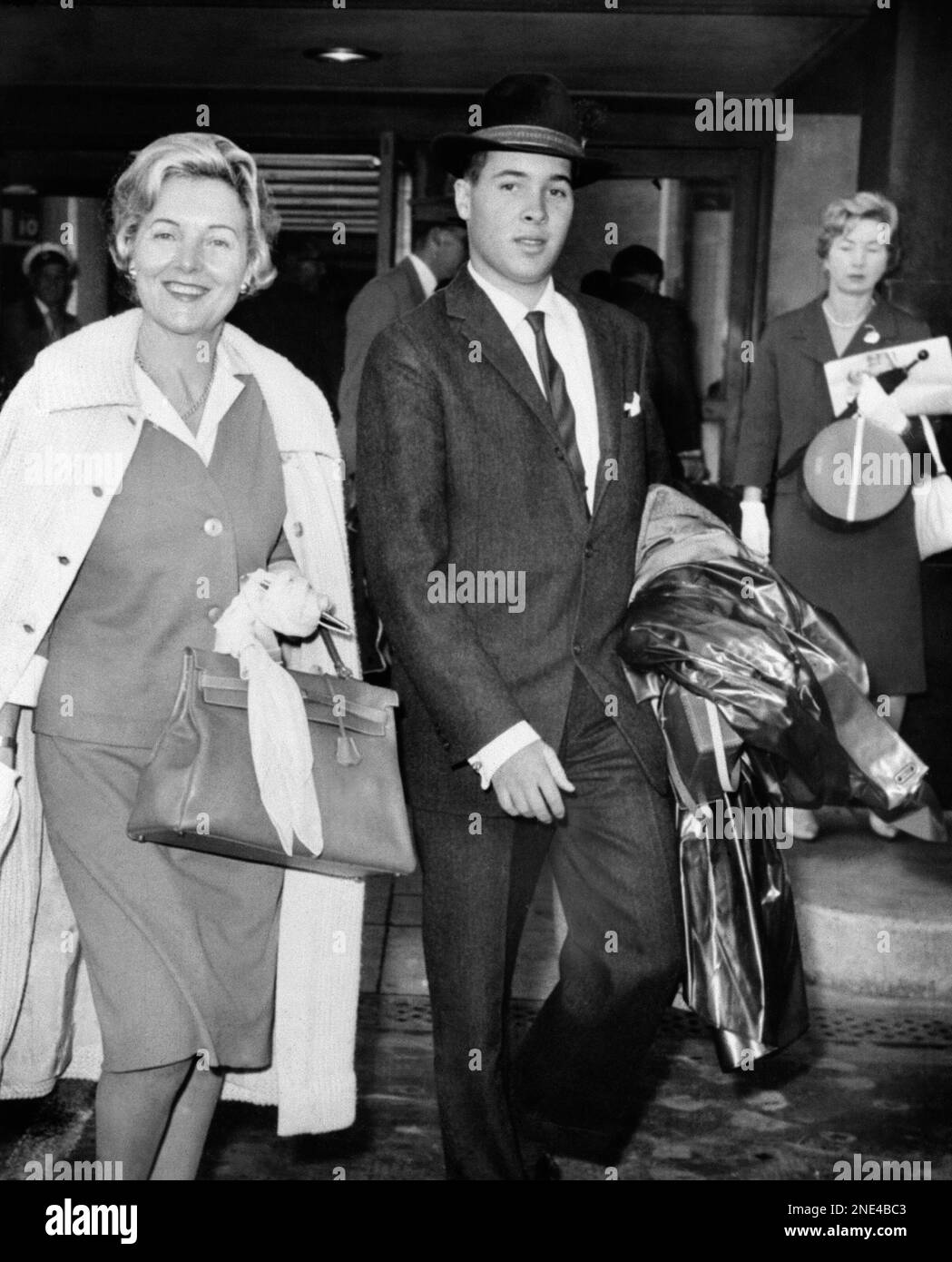Michael Charles Boyer, 21, son of romantic French actor Charles Boyer and his mother Pat Paterson are shown in 1960. (AP Photo) Stockfoto
