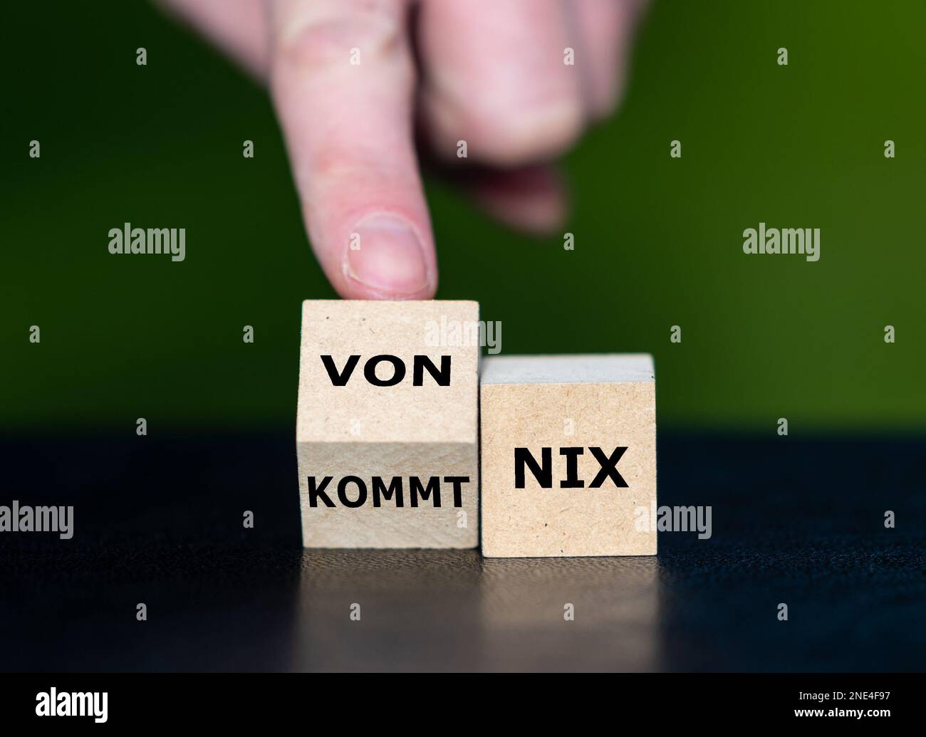 Holzwürfel bilden den deutschen Spruch „von nix kommt nix“ (wenn Sie nicht hart arbeiten, sehen Sie keine Ergebnisse). Stockfoto
