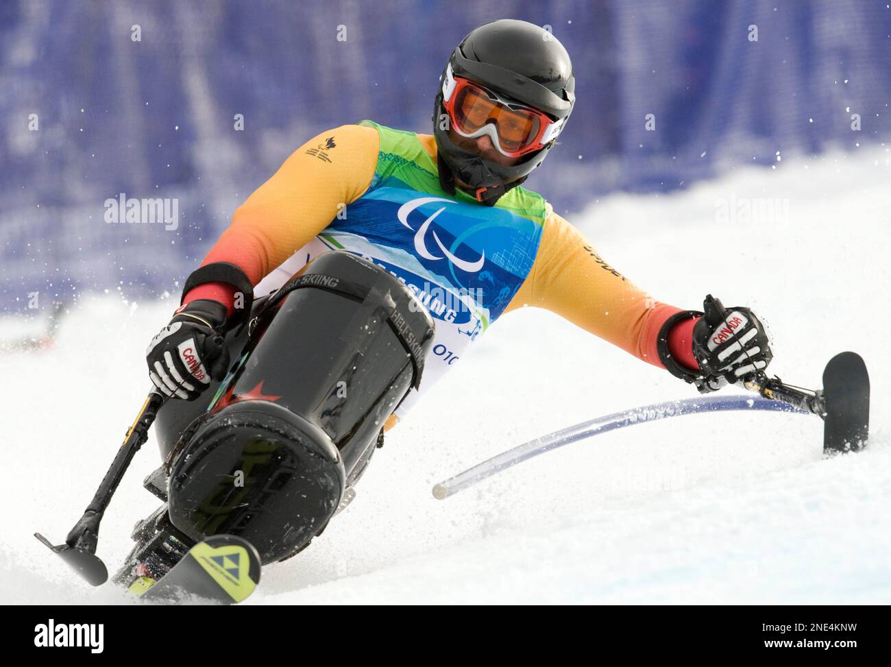 Canada's Josh Dueck skis during the Paralympic men's sit-ski slalom during the Winter Paralympic Games in Whistler, British Columbia, Sunday, March 14, 2010. (AP Photo/The Canadian Press, Jonathan Hayward) Stockfoto
