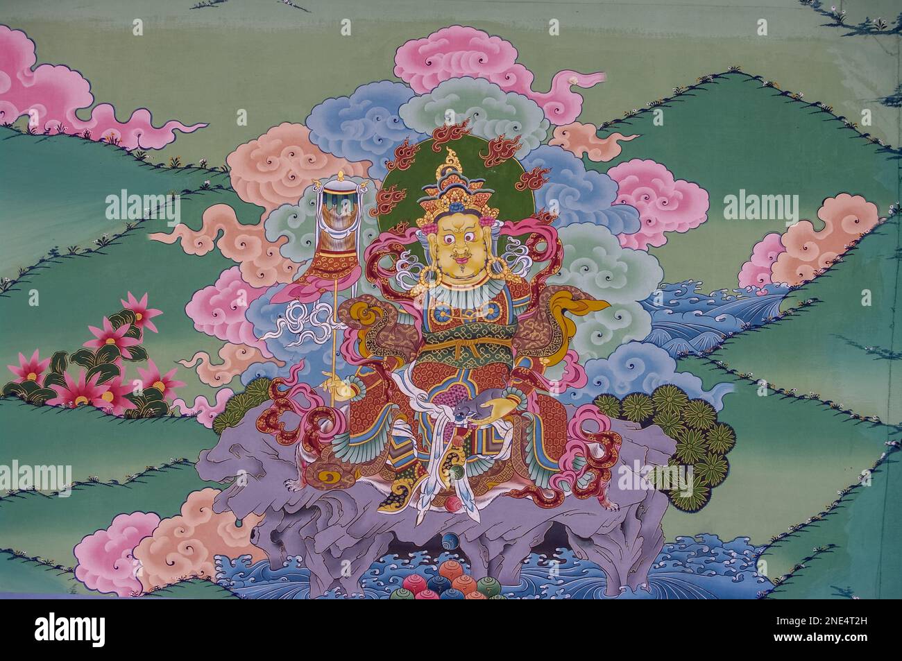 Aufwändige und farbenfrohe traditionelle Wandmalerei, die den König des Wächters des Nordens in Tashichho dzong, Thimphu, Bhutan repräsentiert Stockfoto