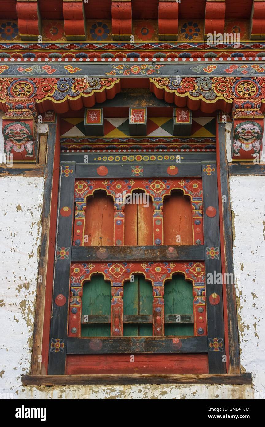 Wunderschöne traditionelle Holzschnitzereien mit gemalten Schneelöwen, die als Beschützer im Gangtey-Kloster im hohen Phobjikha-Tal, Bhutan, dienen Stockfoto