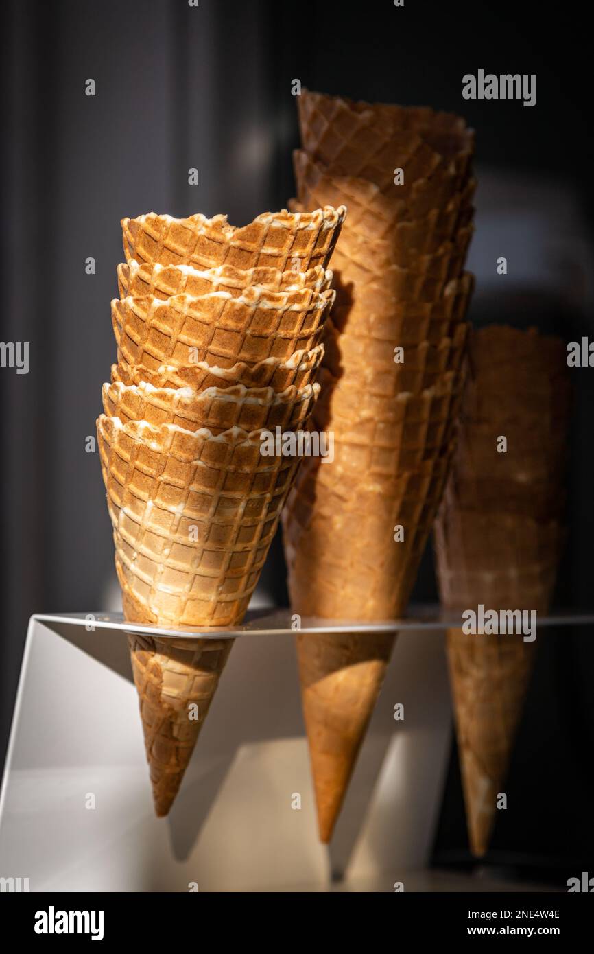 Ein Stapel Eiskegel, bereit zum Füllen Stockfoto
