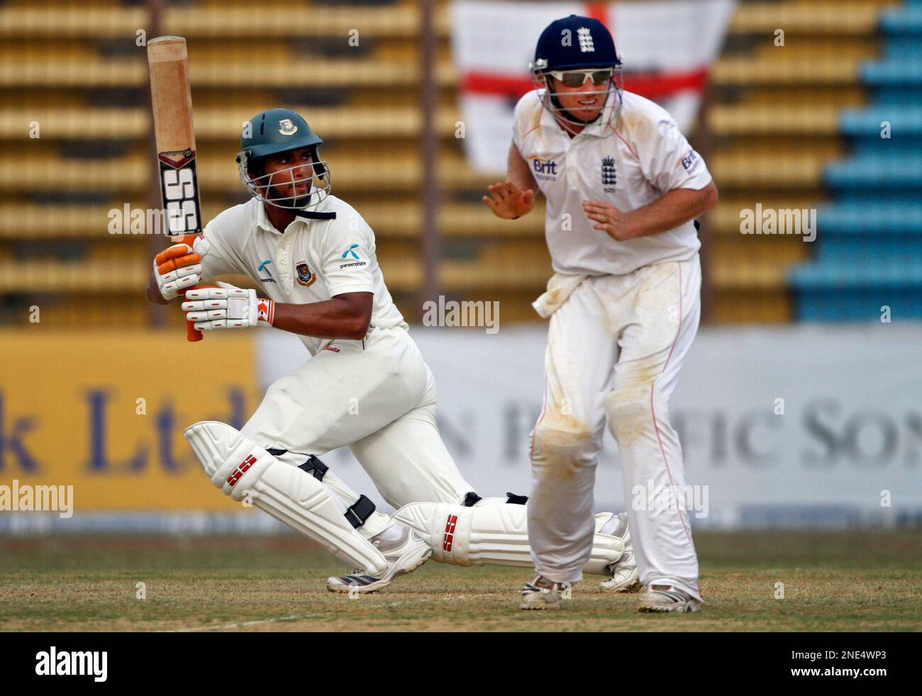 Bangladesh's Mahmudullah Riyad, left, plays a shot as England's Ian Bell looks on during the second day of their first test cricket match in Chittagong, Bangladesh, Saturday, March 13, 2010. (AP Photo/Aijaz Rahi) Stockfoto